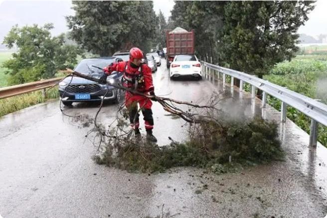 麒麟區遭暴雨突襲|部分道路積水嚴重，消防緊急排澇解憂